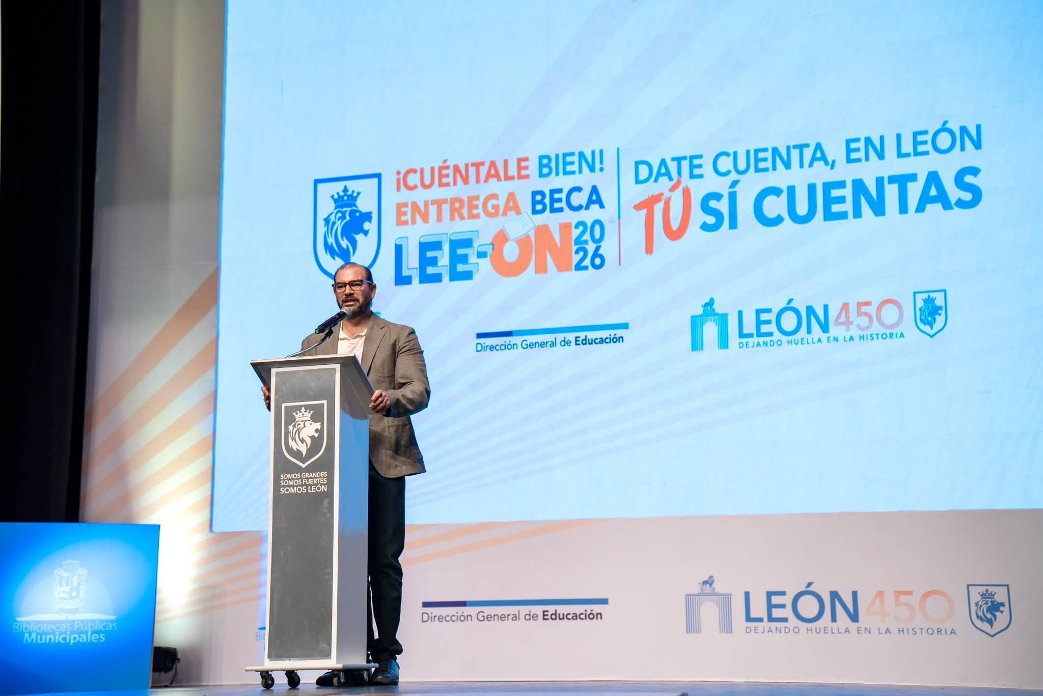 Un hombre habla desde el atril en un auditorio durante la entrega de becas LEE-ON.