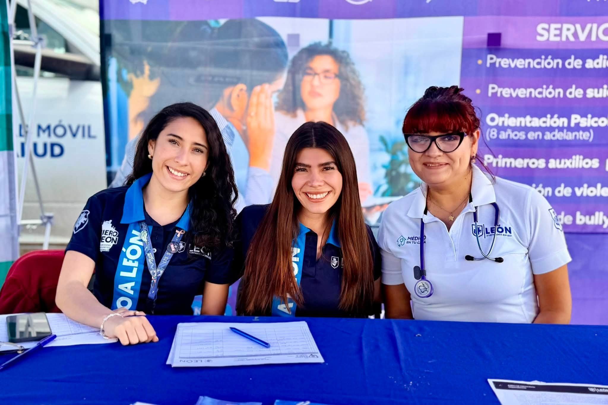Tres integrantes del equipo de salud del Municipio sonríen en su módulo de atención.